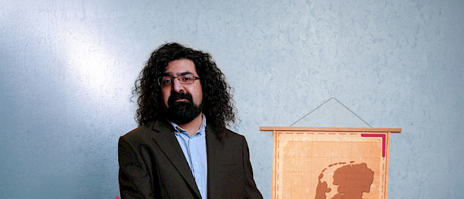 Hermes Ahmadi U Bevindt Zich Hier