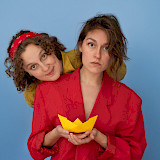 Ayla en Willemijn & Onder het buro